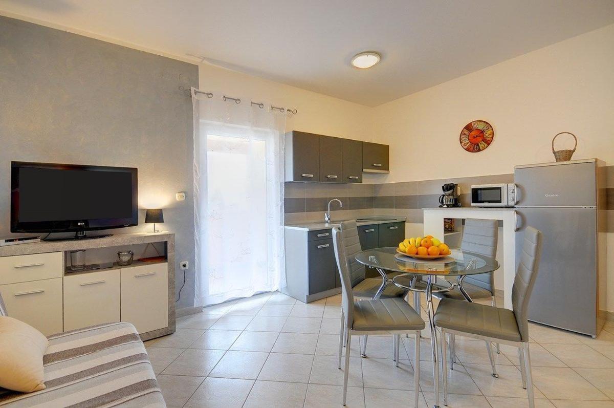 Mladenka Apartment *